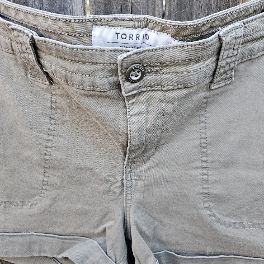 Torrid Women's Tan Shorts Size 18 - Picture 9 of 16